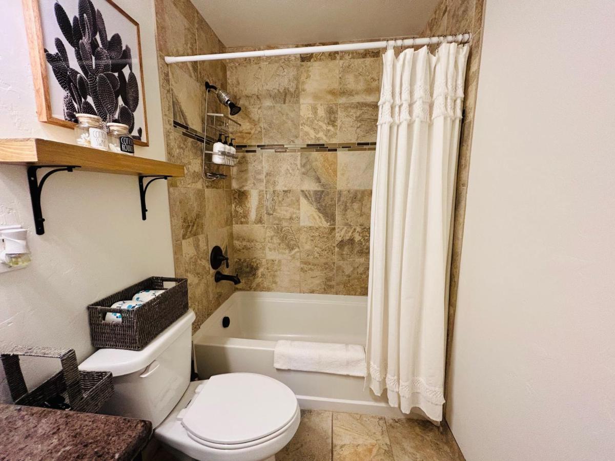 Home Sweet Idahome, Feels Like Home With All The Decor You Wish You Could Afford King Bed In Master, Fully Fenced Dog Friendly Yard, A Few Blocks From Bsu And Downtown Boise, Your Perfect Stay! Exterior photo